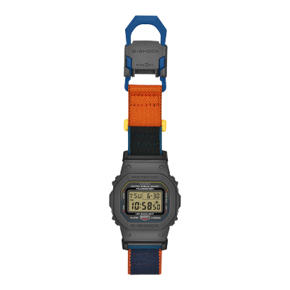 De textielband van het G-SHOCK DW-5600MNC-8A2ER polshorloge wordt door een gele gesp geleid en met een magnetische sluiting vastgemaakt.