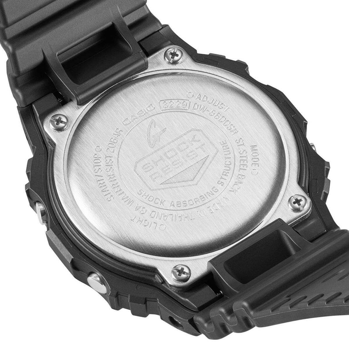 Gegraveerd aan de achterzijde DW-5600SR-1
