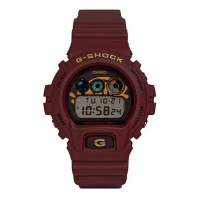 Vooraanzicht van de donkerrode DW-6900CC25-4ER met gouden G-SHOCK-logo op de lunette