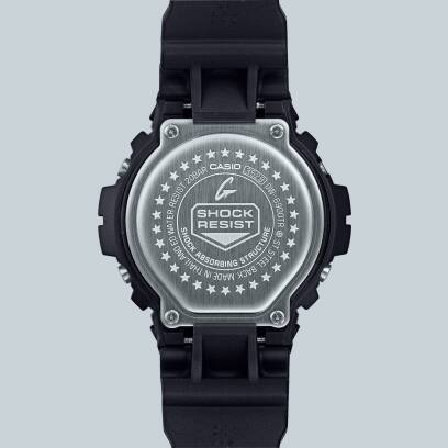 Achteraanzicht van de DW-6900TR-1, kijkend naar de gravure en het grote "Shock Resist"-symbool in het midden.
