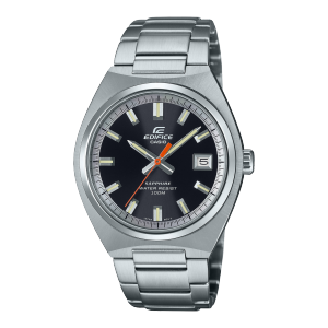 Vooraanzicht van de EFB-109D-1AVEF met zwarte wijzerplaat en zilveren kast en armband. De secondewijzer onderscheidt zich in het rood van de andere handen.