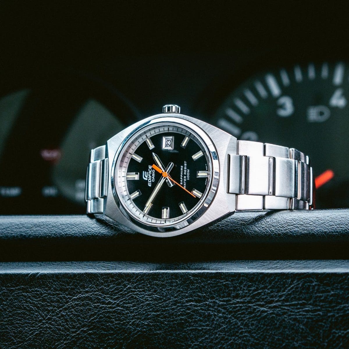 De EFB-109D-1AV ligt op het dashboard van een auto