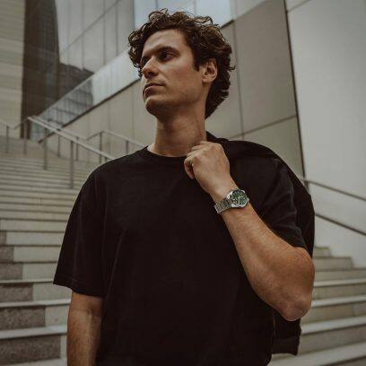 Een man met de EFK-100D-3AER en een zwart T-shirt