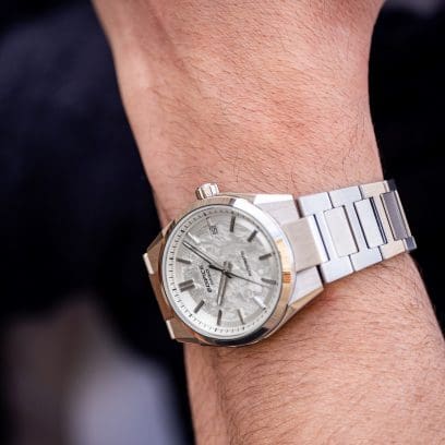 Een man draagt ​​het automatische horloge EFK-110D-7A om zijn pols