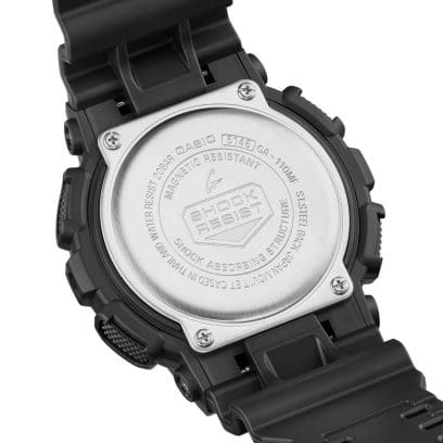 De zilverkleurige achterkant van de G-Shock GA-110MF-1A met gravure