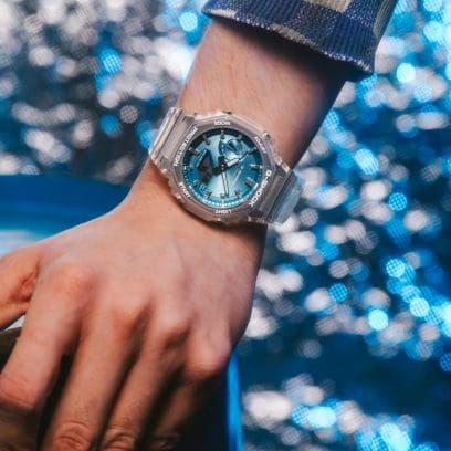 De GA-2100BM-7A2 om de pols van een man