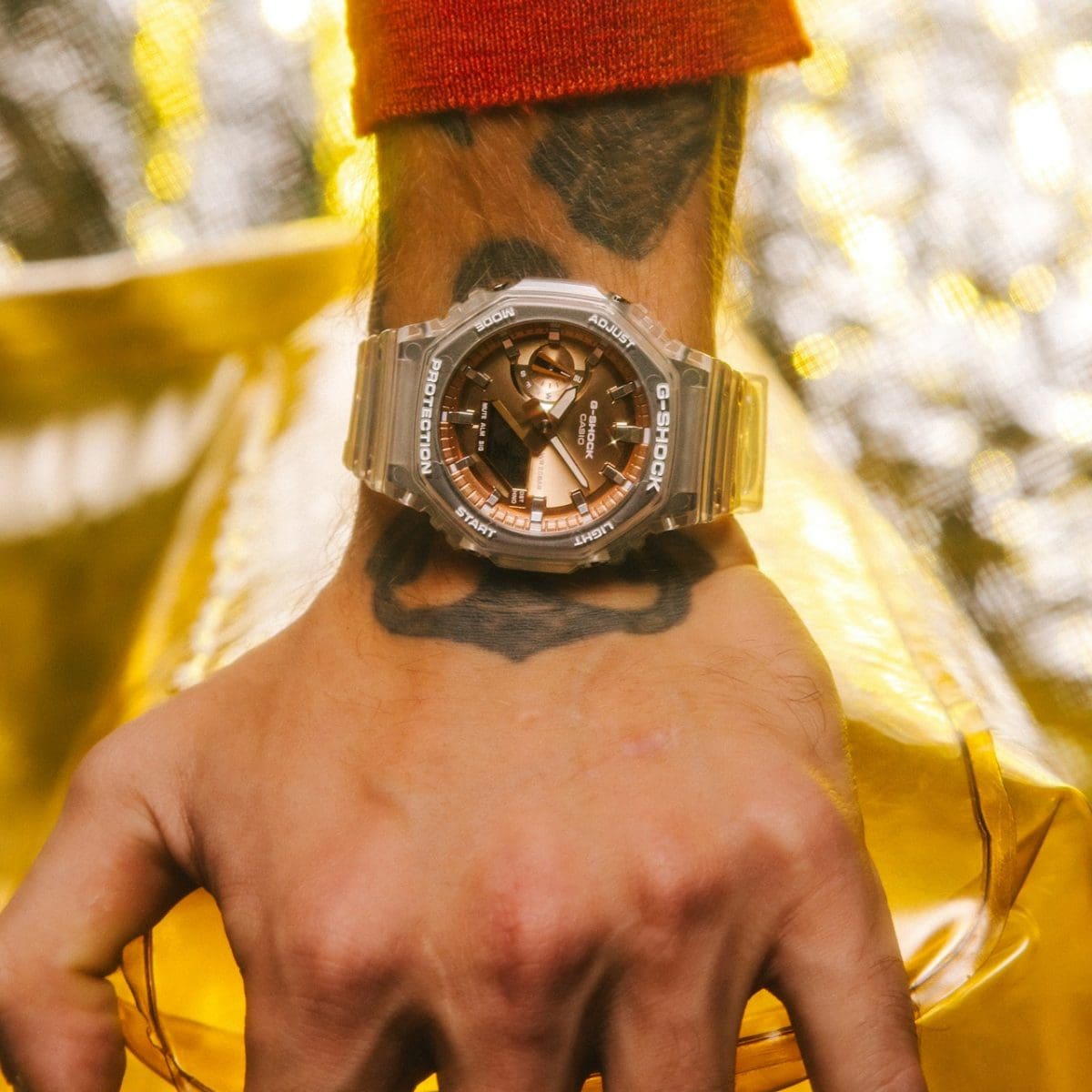 De GA-2100BM-7A5 om de pols van een man met een grote tatoeage