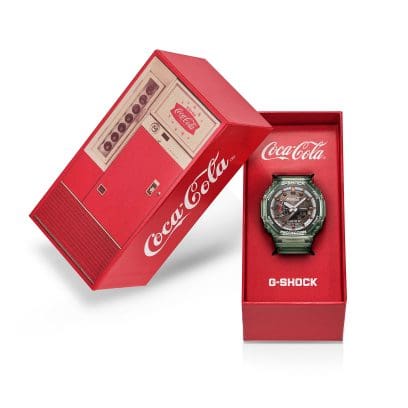 Het Coca-Cola®-samenwerkingsmodel GA-2100CC-3A zit in de rode verpakking, die doet denken aan een retro-drankautomaat