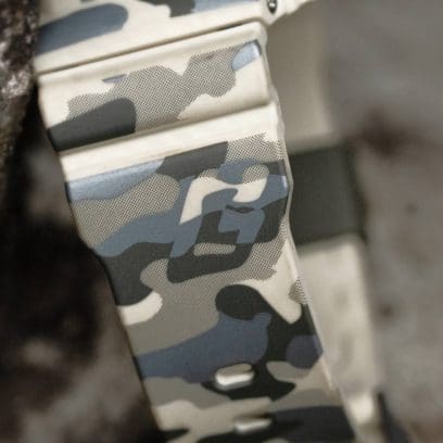 De G van G-SHOCK is terug te vinden in het camouflagepatroon van het GA-2100CM-5AER polshorloge.