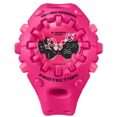 Vooraanzicht van de GA-V01-4AER. G-SHOCK en PROTECTION staan boven en onder de wijzerplaat in zwart op de roze behuizing.