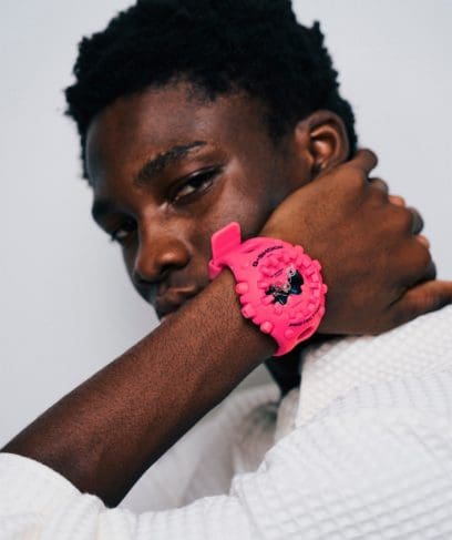 Een man met een donkere huidskleur draagt de roze GA-V01-4AER om zijn pols.