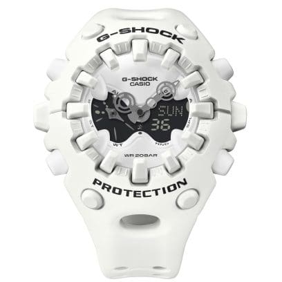Vooraanzicht van de GA-V01-7AER. G-SHOCK en PROTECTION staan boven en onder de wijzerplaat in zwart op de witte behuizing.