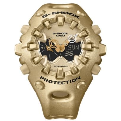 Vooraanzicht van de GA-V01A-9AER. G-SHOCK en PROTECTION staan boven en onder de wijzerplaat in zwart op de gouden behuizing.