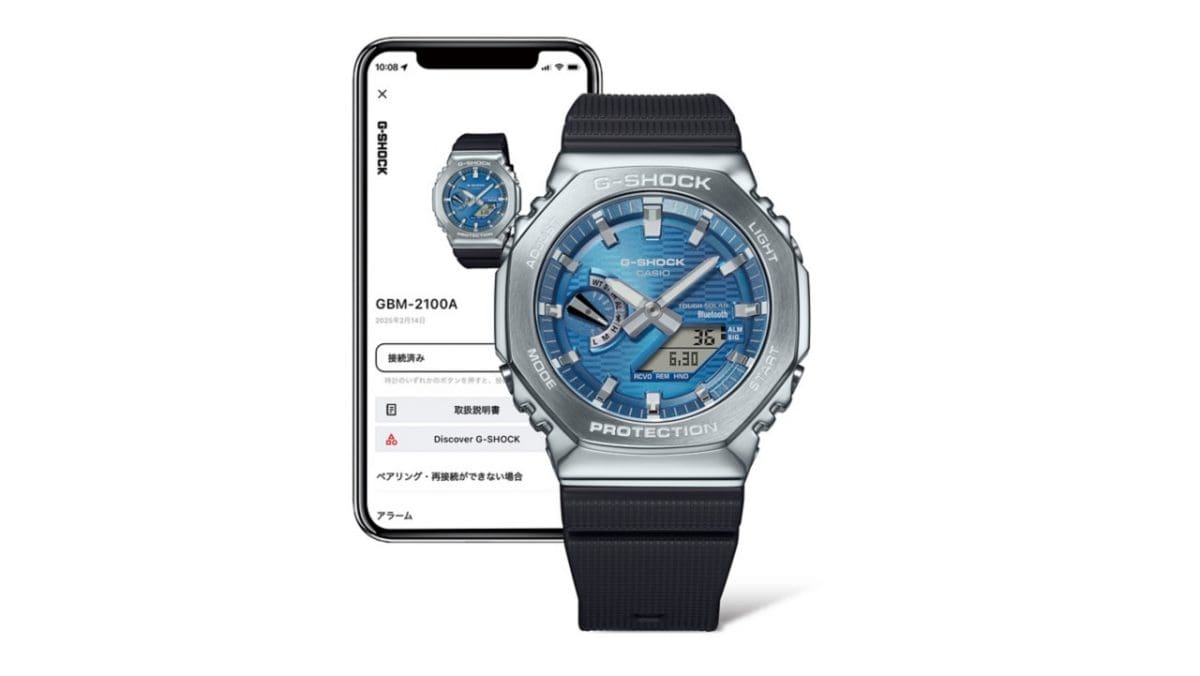 De GBM-2100A-2BER naast een smartphone met een open app die het horloge laat zien