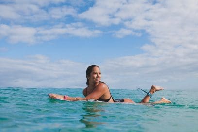 Een surfer op een surfplank in de zee met de GLX-S5610-4