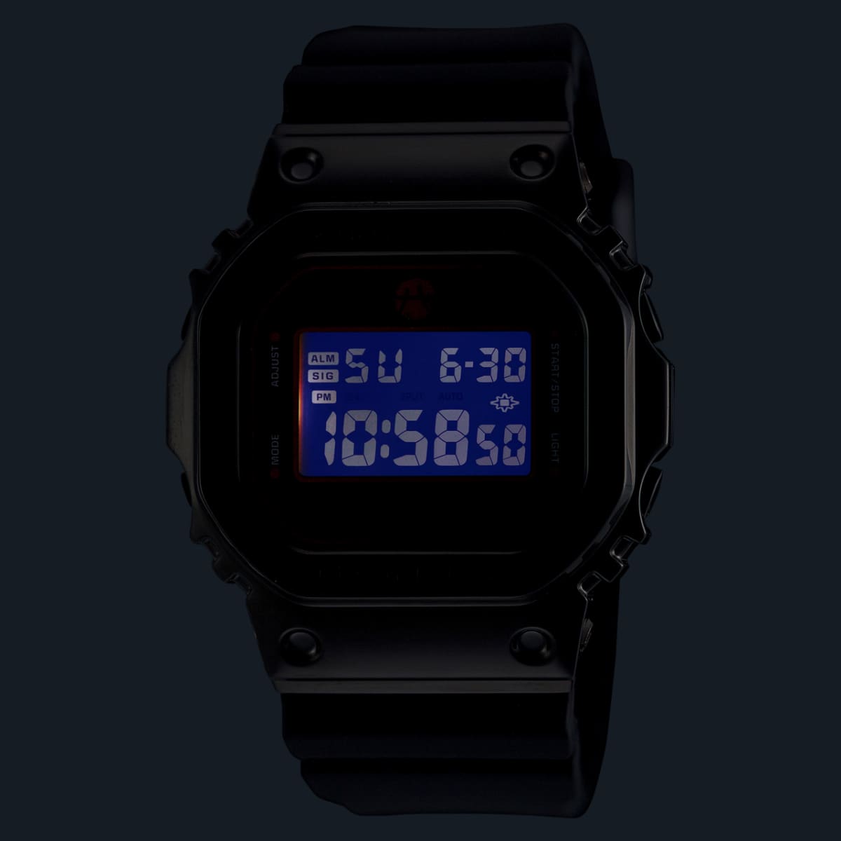 De GM-5600RH-1ER in het donker met de verlichting aan