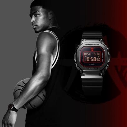 De GM-5600RH-1ER naast Rui Hachimura met een basketbal in zijn hand