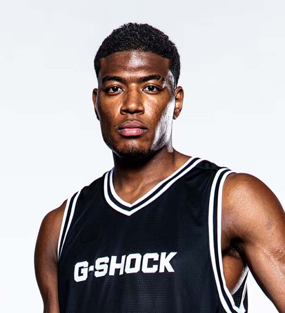 Portret van Rui Hachimura in een shirt met de tekst G-SHOCK erop