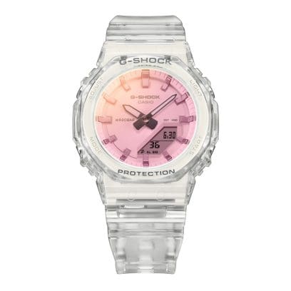 Vooraanzicht van het G-SHOCK polshorloge GMA-P2100SR-7AER met een horlogeglas dat van kleur verandert afhankelijk van de lichtinvalshoek.