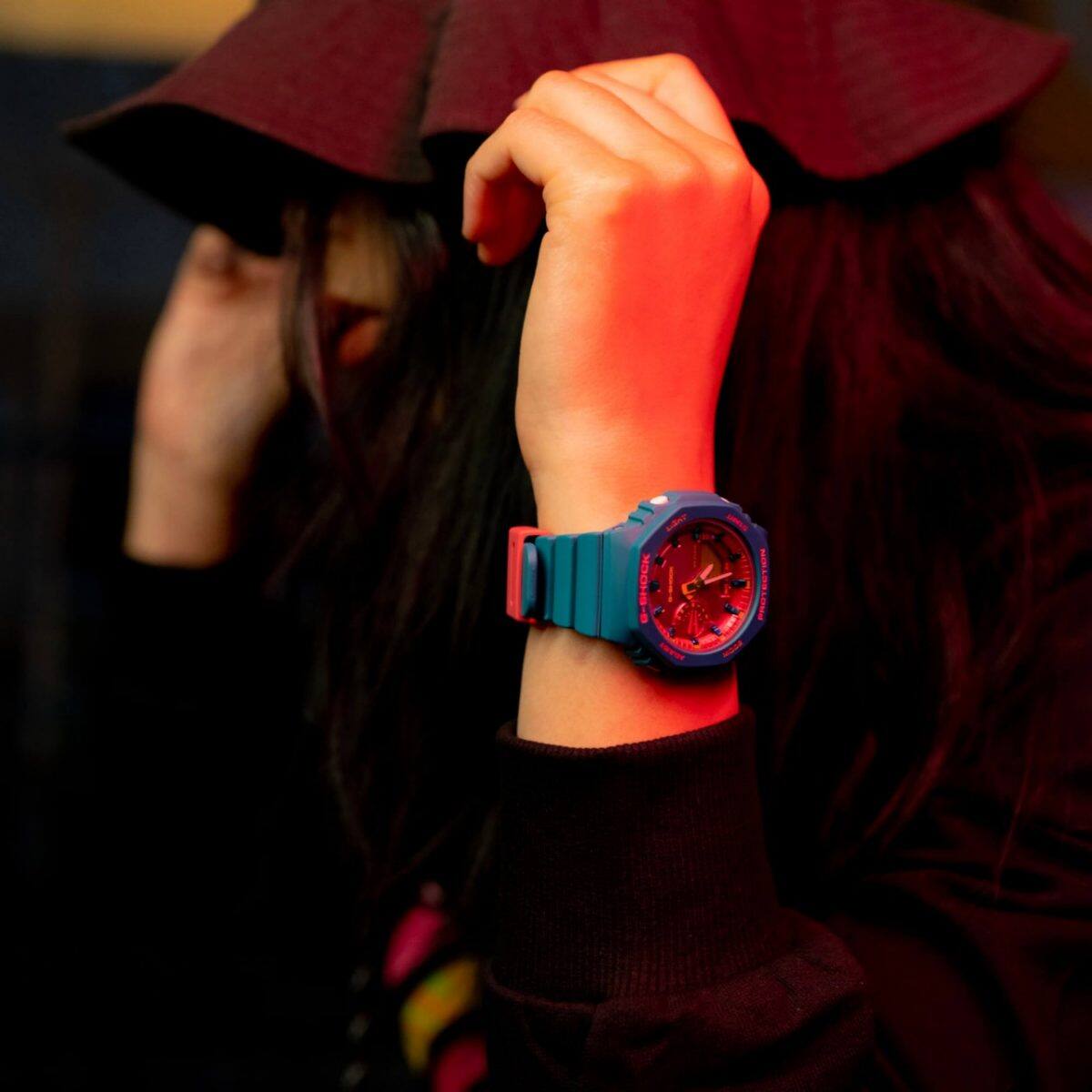 Het G-SHOCK GMA-S2100BS-3A horloge om de pols van een model
