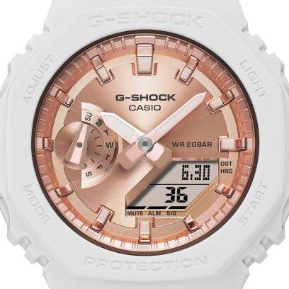 Close-up van het analoog-digitaal display in glanzend roségoud van het GMA-S2100MD-7A horloge