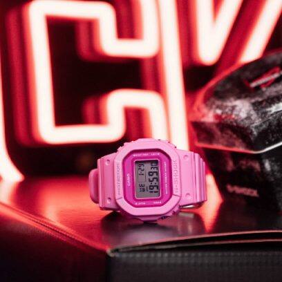 De GMD-S5610PP-4ER ligt op een zwarte doos. Op de achtergrond is neonverlichting te zien.