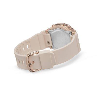 Het G-SHOCK polshorloge GM-S2100PG-4A met gesloten armband en zicht op de achterkant van het horloge en de sluiting van de armband