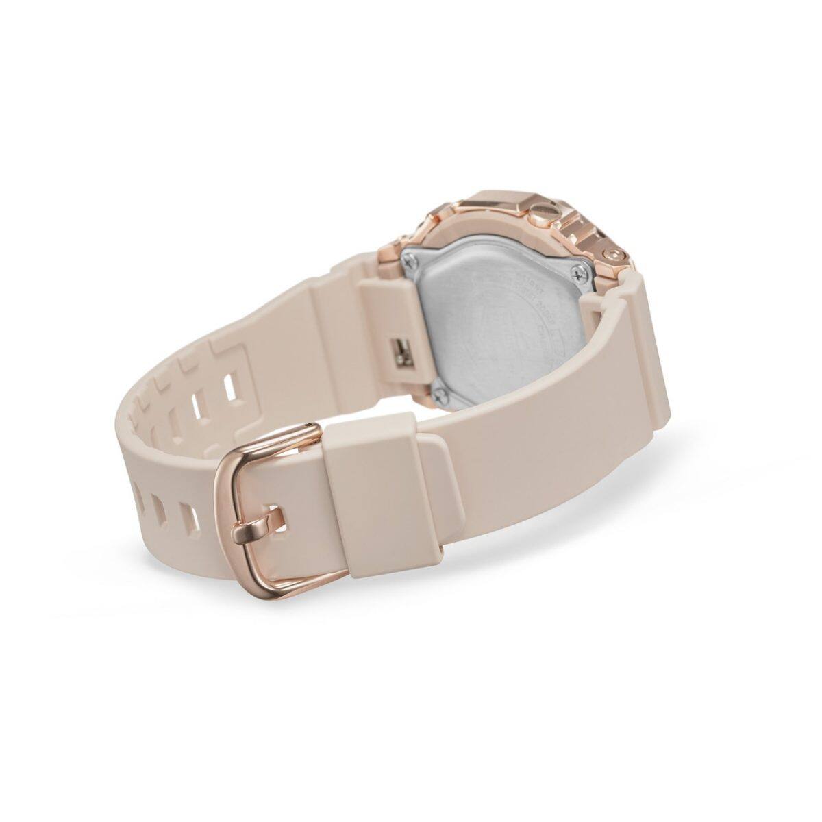 Het G-SHOCK polshorloge GM-S2100PG-4A met gesloten armband en zicht op de achterkant van het horloge en de sluiting van de armband