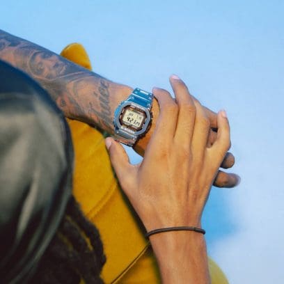 Een man met een getatoeëerde arm draagt ​​de GMW-B5000D-1CER om zijn pols