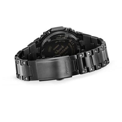 Het GM-B2100BPC-1A herenhorloge met gesloten armband met zicht op de achterkant van het horloge en de one-touch sluiting