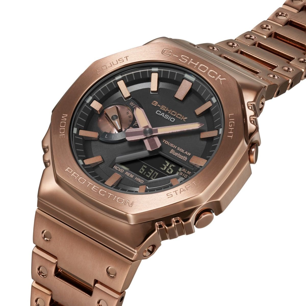Zijaanzicht van het G-SHOCK polshorloge GM-B2100GD-5A met zicht op de displayknoppen aan de zijkant