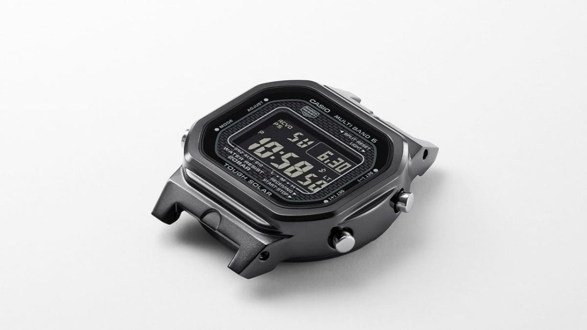 De metalen kast van het G-SHOCK digitale horloge is losgemaakt van de armband