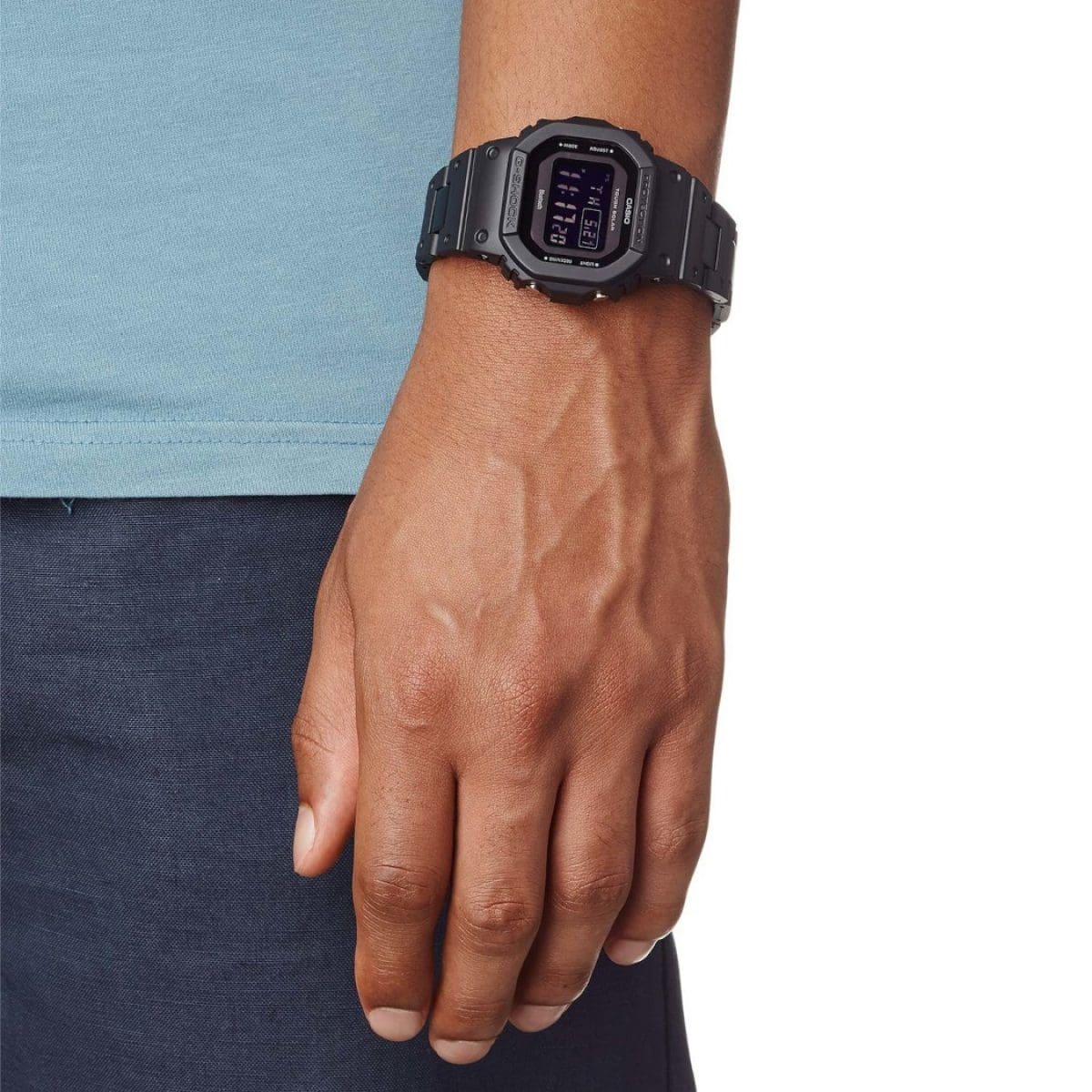 Het GW-B5600BC-1B digitale horloge in het zwart om de pols van een man