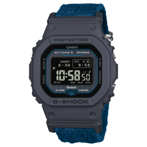Vooraanzicht van het G-SHOCK digitale horloge GW-BX5600CBG-2ER met donkerblauwe kast en stoffen band.