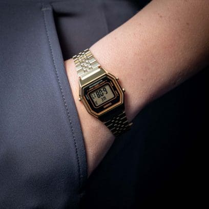 Het kleine goudkleurige digitale horloge “LA680WEGA-1” uit de CASIO Vintage Collection om de pols van een vrouw.