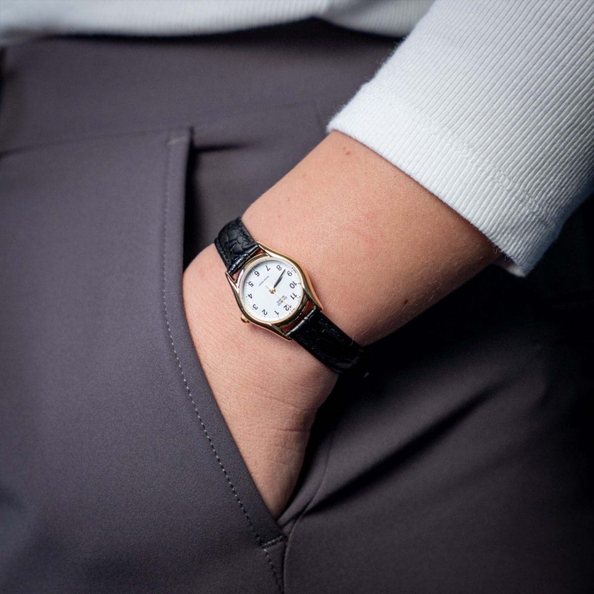 Het kleine analoge horloge “ LTP-1154PQ-7B” van CASIO Timeless Collection om de pols van een vrouw.