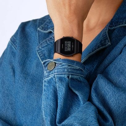 Een persoon draagt ​​de LW-204-1B om zijn pols en heeft een blauw spijkerhemd aan