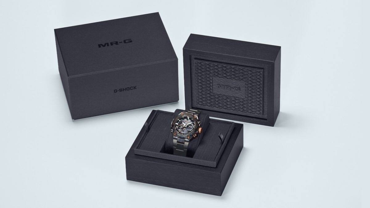 De MRG-B2000JS-1A in zijn elegante zwarte geschenkverpakking