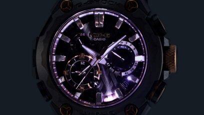 De MRG-B2000JS-1A chronograaf in het donker met lichtgevende displayverlichting