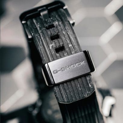 Nahaufnahme der Rückseite des Verschlusses der MTG-B2000YST-1AER Armbanduhr