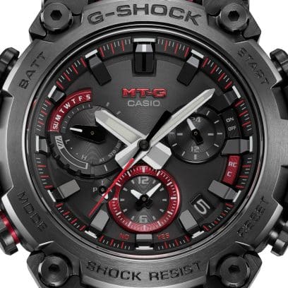 Close-up van het display van de MTG-B3000BD-1A chronograaf met rode details en opvallend grote schroeven in de kast 