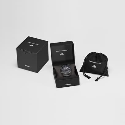 Zwarte verpakking van de PRO TREK PRW-B1000WM-1ER met de logo's van PRO TREK en White Mountaineering® erop.