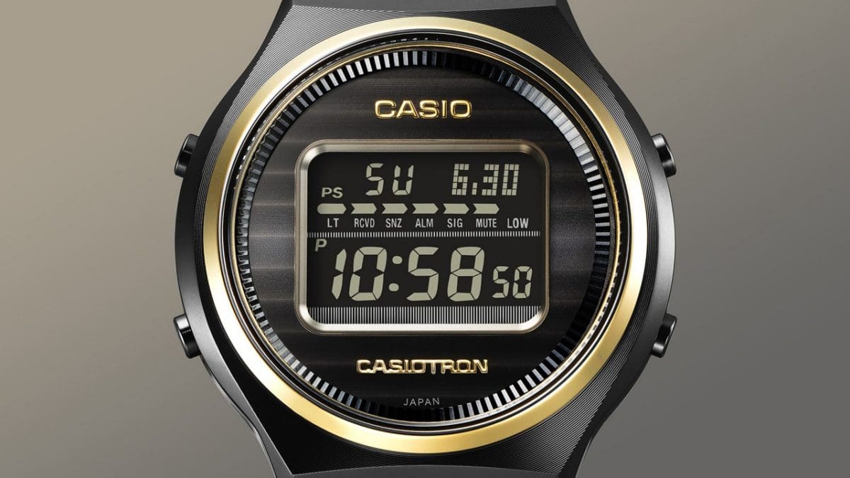 Close-up van de ronde kast van het TRN-ZE-1A polshorloge met goudkleurige “CASIOTRON” letters onder het digitale display