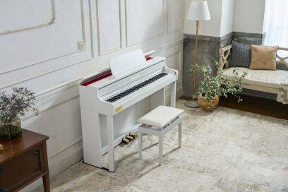 Vista geral do piano digital CELVIANO AP-750 branco - foto de estilo de vida na sala de estar.