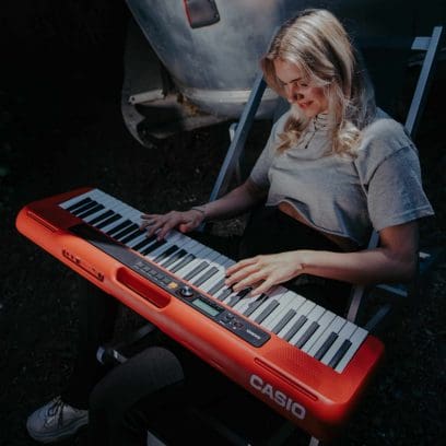 Mulher a tocar no teclado CASIO CT-S200 Casiotone - foto de estilo de vida.