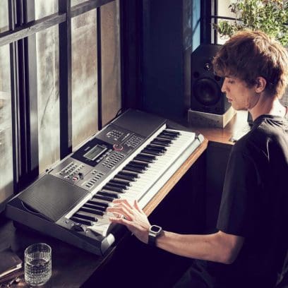 Homem a tocar no teclado CASIO CT-X5000 - foto de estilo de vida na sala de estar.