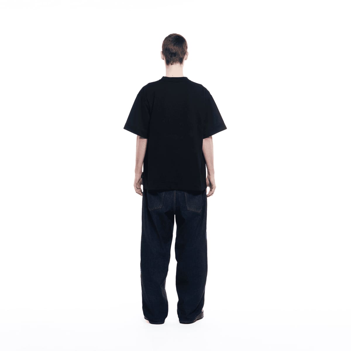 Vista traseira de um homem vestindo a camiseta GXFAB.