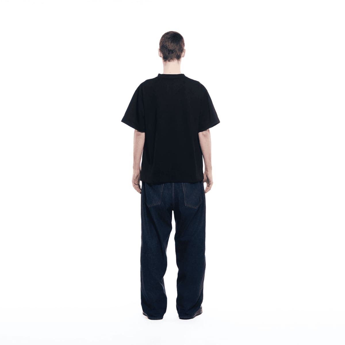 Vista traseira de um homem vestindo a camiseta GXFAB.