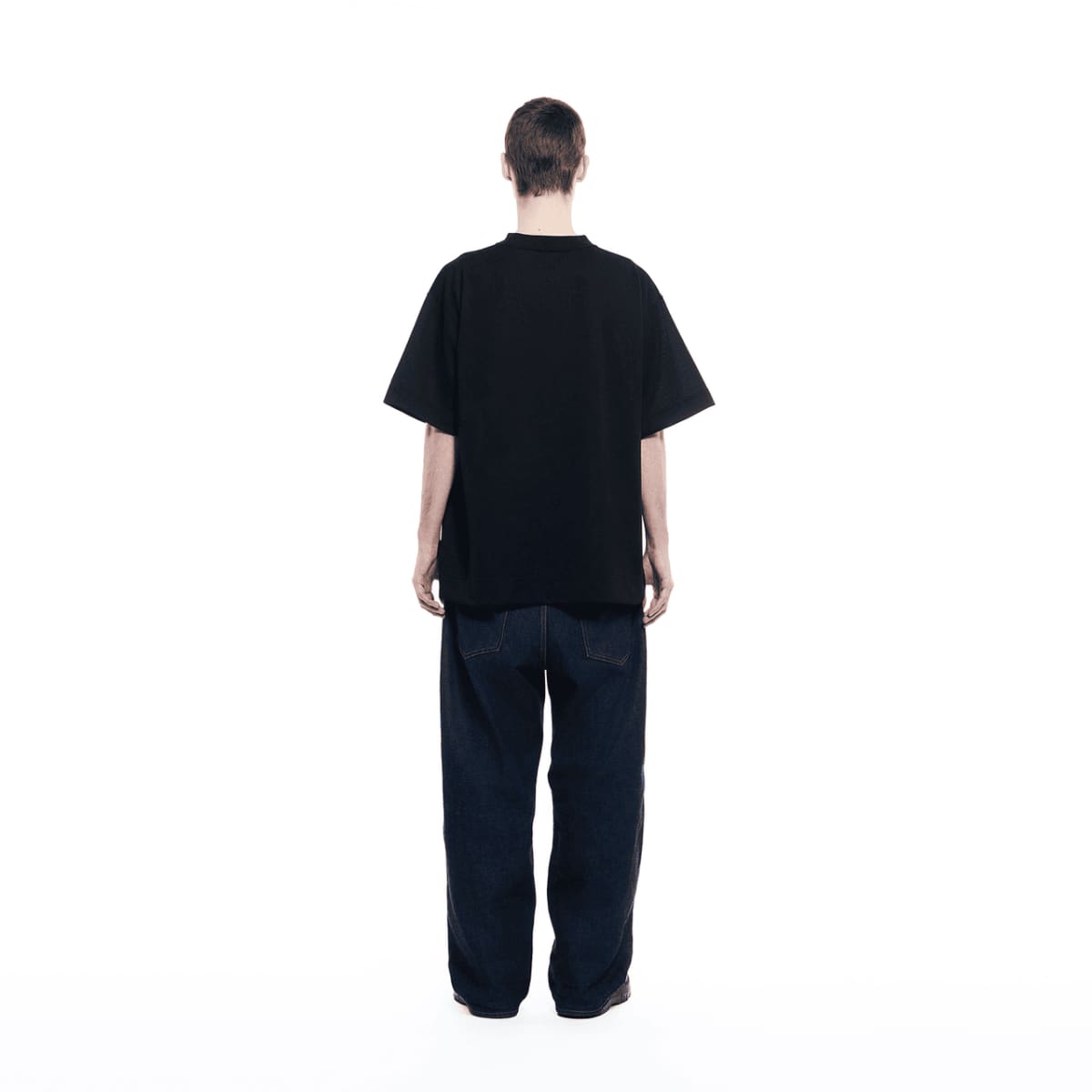 Vista traseira de um homem vestindo a camiseta GXFAB.