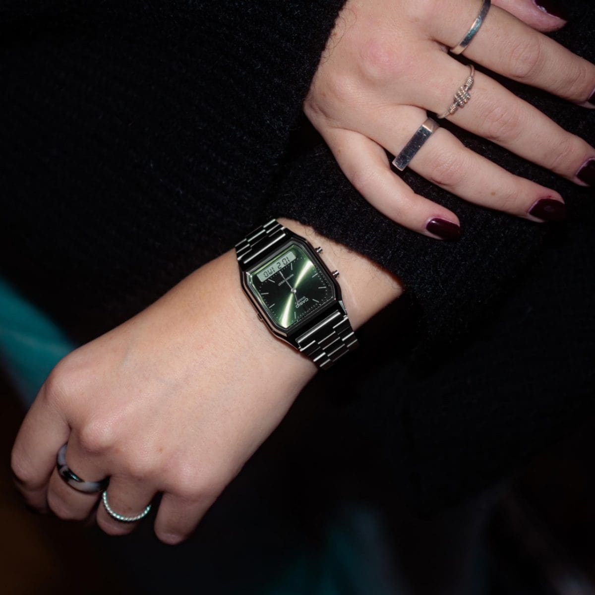 Grande plano do pulso de uma mulher com um vestido preto. O AQ-230A-3AMQYES da Coleção Vintage da CASIO pode ser visto no pulso.